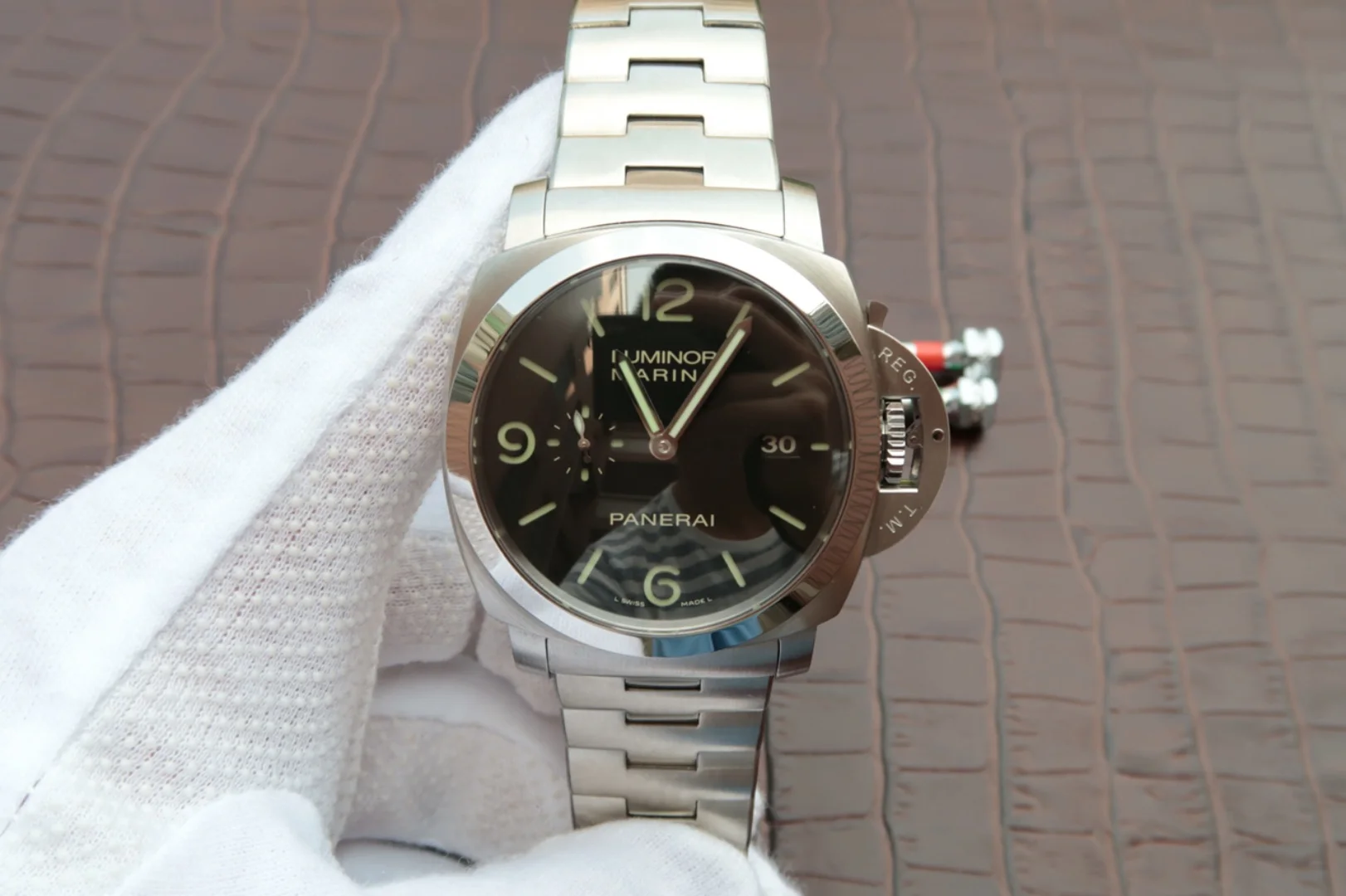 Panerai Luminor PAM0328-1:1 Superclone 1 4d39d6_18ba170a33094f6d9b370f93b50e2887mv2-1.webp
