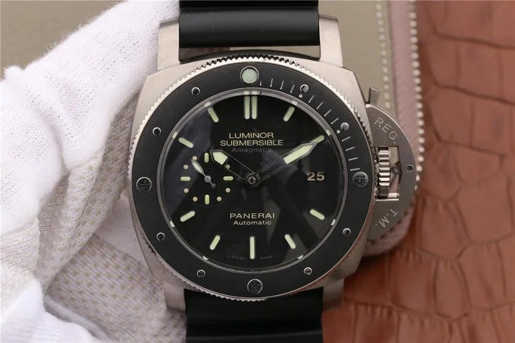 Panerai Luminor Submersible PAM389 - 1:1 Superclone 1 4d39d6_fdd51e5e7ab443299a6e800459da58e2mv2-1.webp