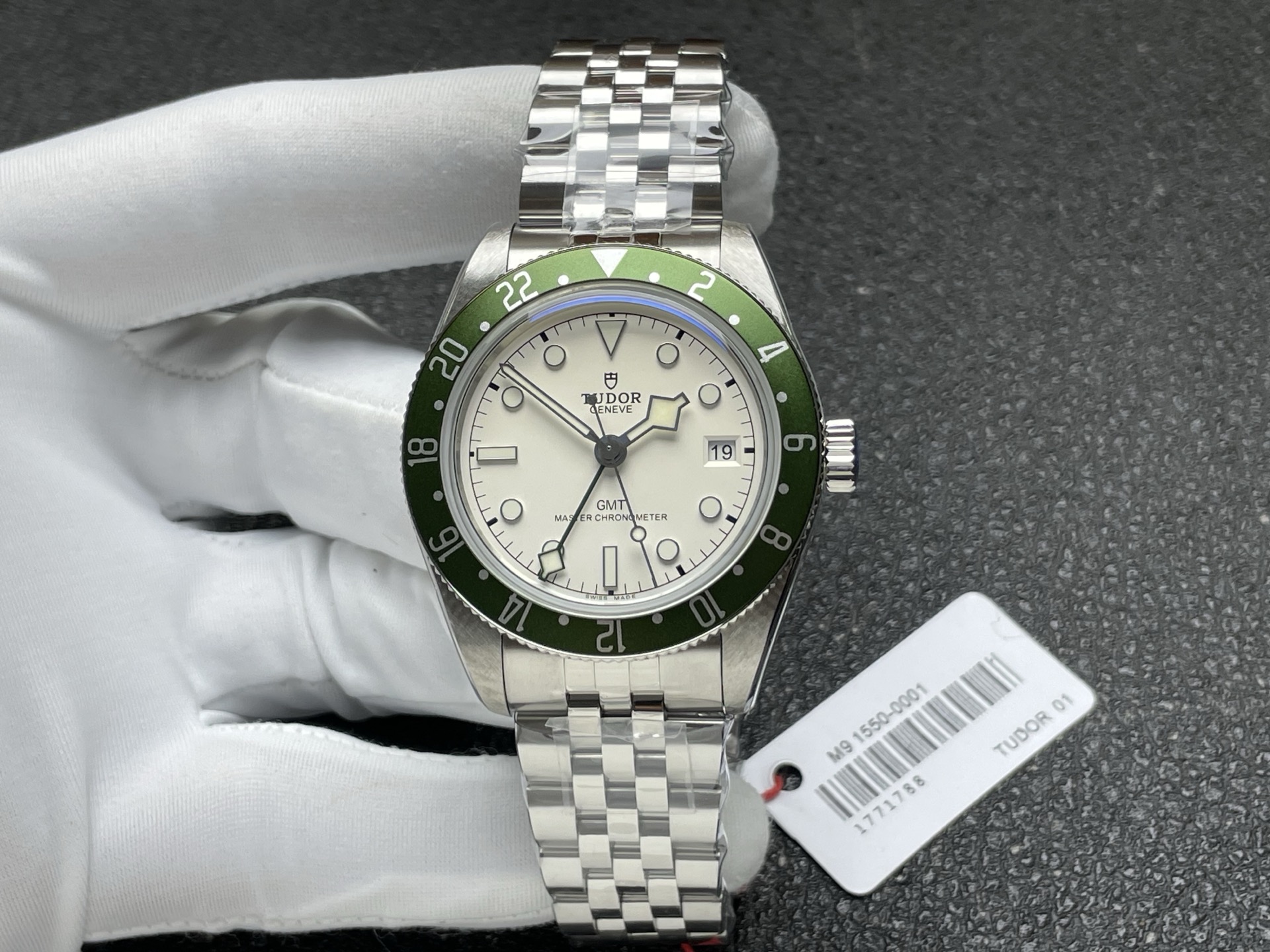 4186-f6d8e01a07c324880a99e9f9a3709aef0d855a7eaa97474f6fd3b98cc2c7e30e Tudor Black Bay Stainless steel Black dial Stainless-steel bracelet 39 mm GMT / dual time Configuration B79990 1:1 Superclone