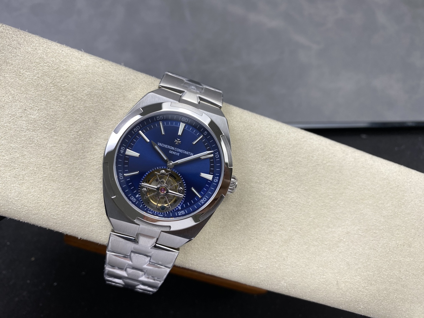 9994-ffdbb16fb0444b27afa2e8b1e0f698a32aa1e4f479beea32e1b4eac6d01827c0 Vacheron Constantin Overseas 42.5 mm Tourbillon ANT Factory Configuration CC771D 1:1 Superclone