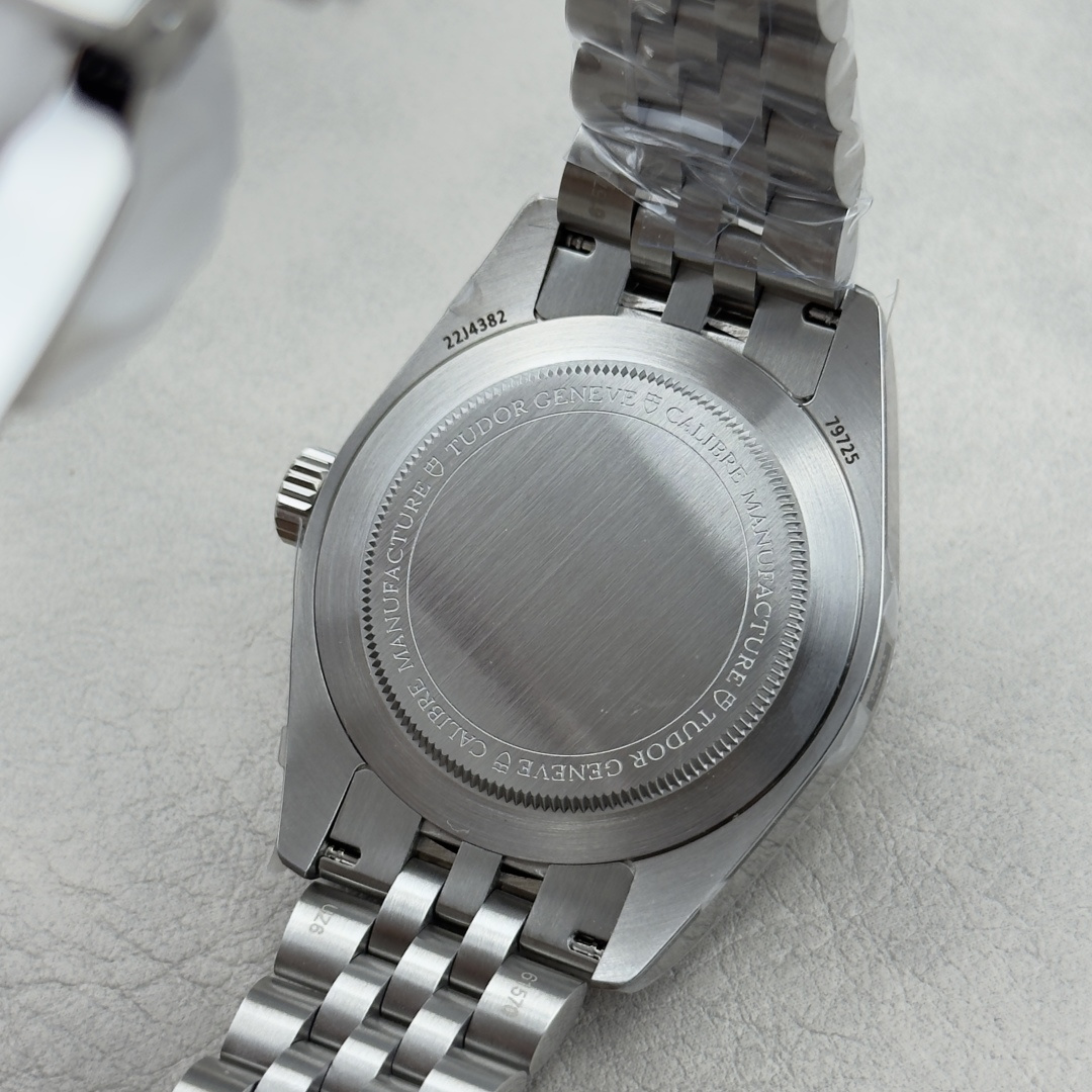5915-957d9d4aa6a0ce3afd7af5c894d747e424a3e5edb75f971af759f2fc70a46915 Tudor Black Bay Blue Stainless steel White dial Stainless-steel bracelet 39 mm GMT / dual time Configuration 06F777 1:1 Superclone
