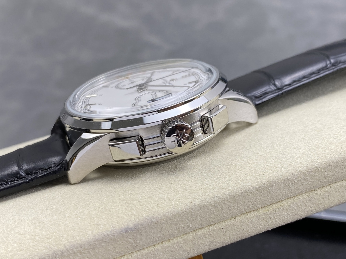 302-8878c0e9627cc56a9de4ed594592b846daf25e84b7f9032e12219cf20b8e49d1 Vacheron Constantin Traditionnelle Chronograph 1:1 Superclone — B6EE57