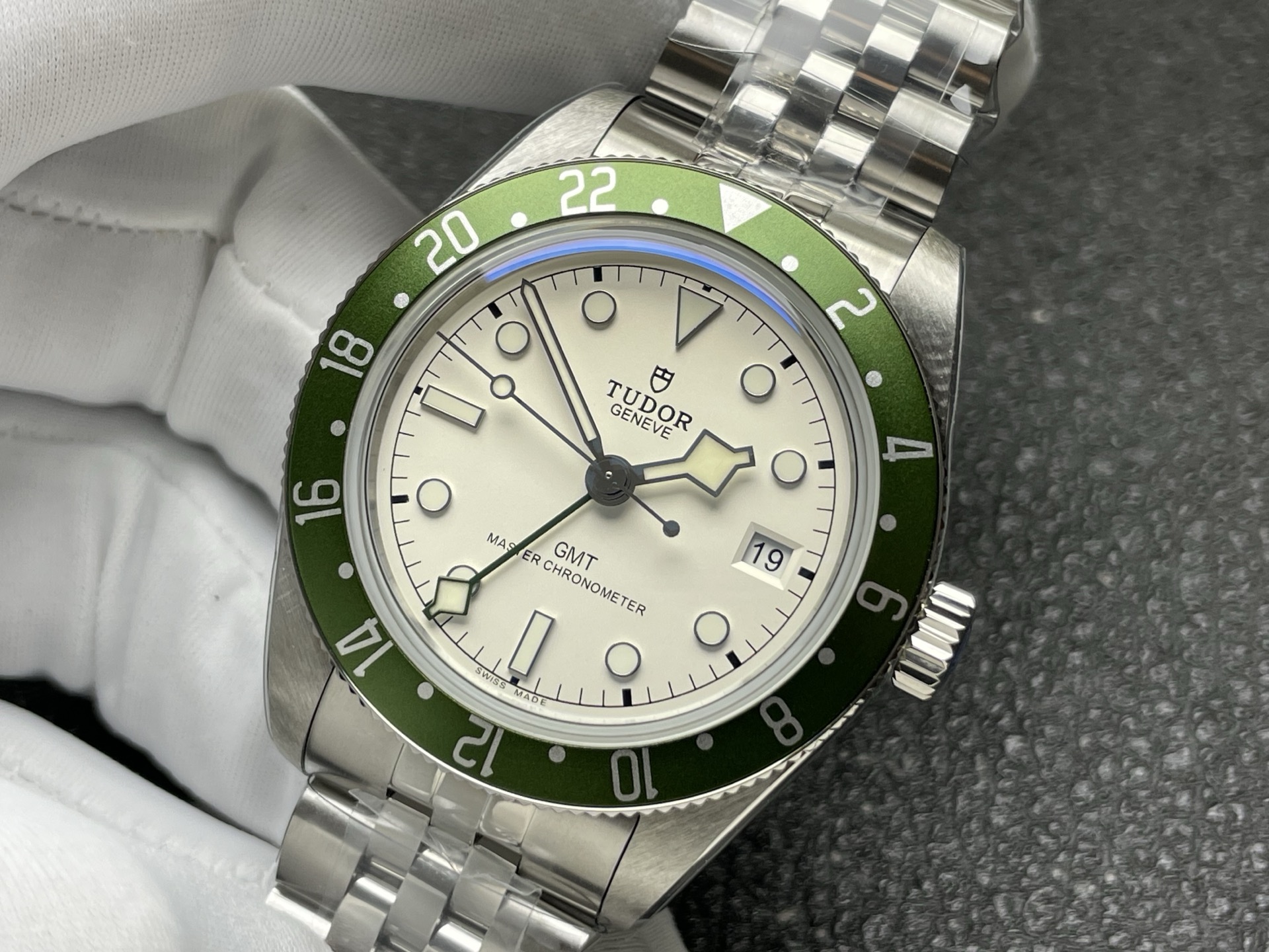 4185-4ef0eb02f135e33d4cc66b74c333dd18a0dd8f8cb6311d2e29222d3d747a0af5 Tudor Black Bay Stainless steel Black dial Stainless-steel bracelet 39 mm GMT / dual time Configuration B79990 1:1 Superclone